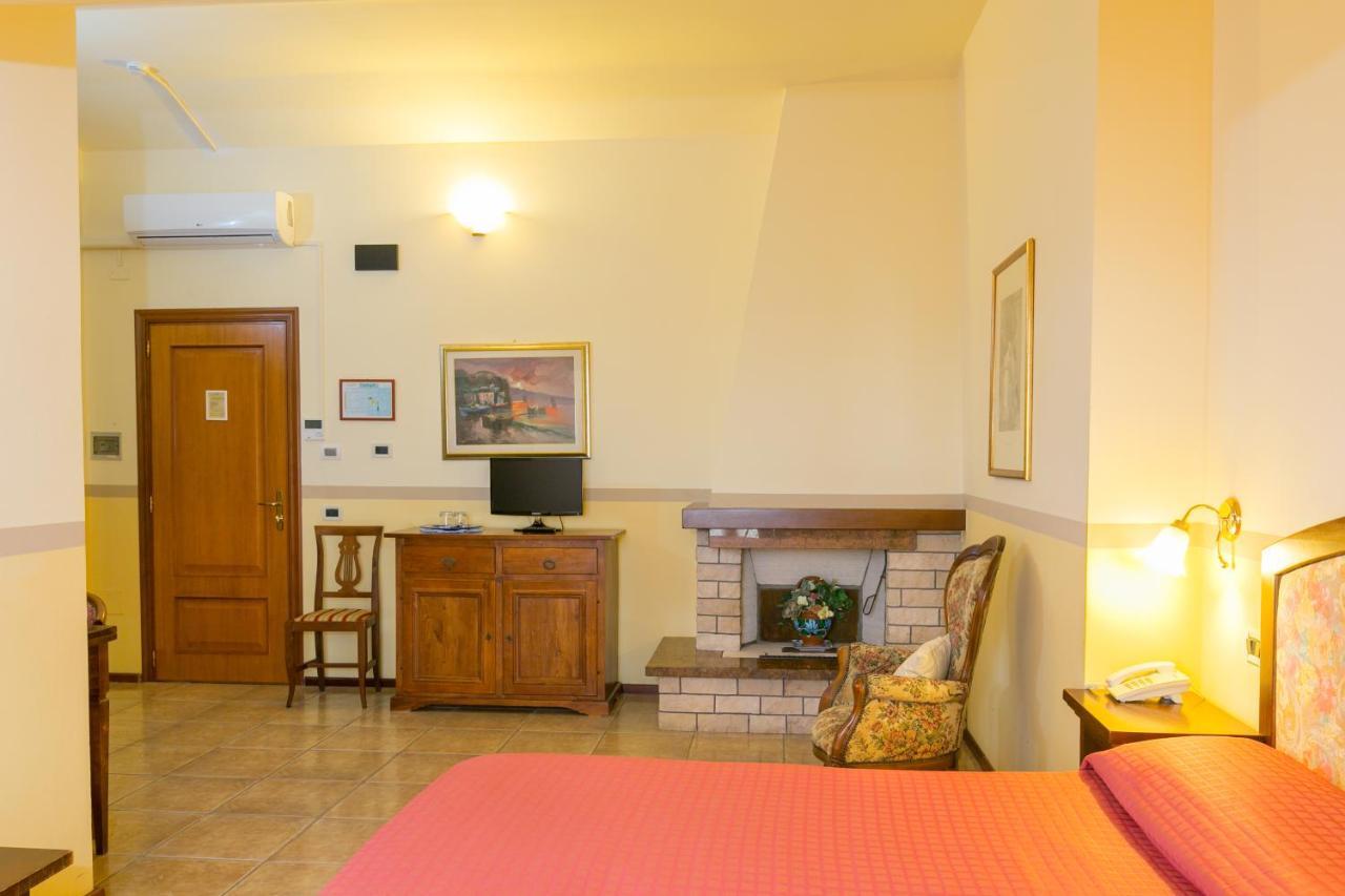 Agrihotel Elisabetta Collemezzano Bagian luar foto