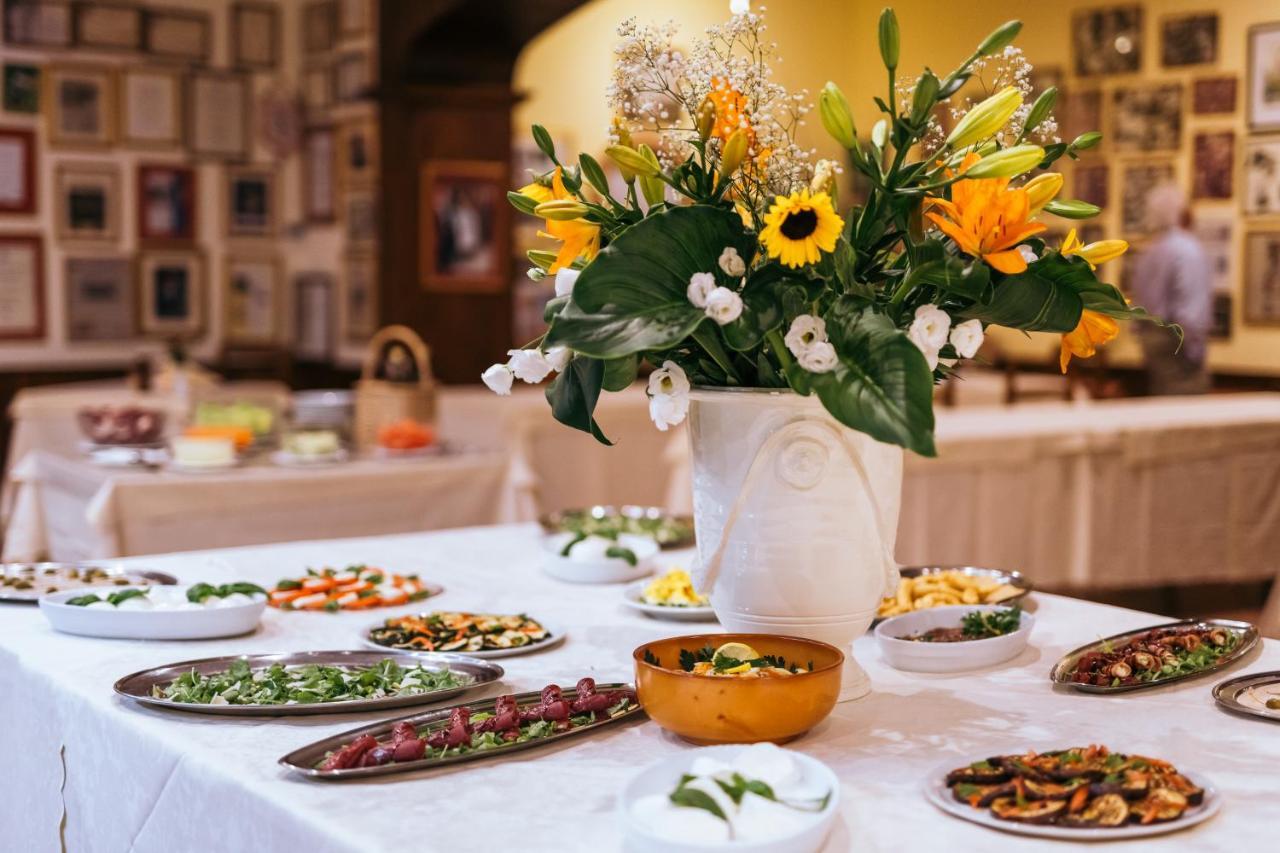 Agrihotel Elisabetta Collemezzano Bagian luar foto