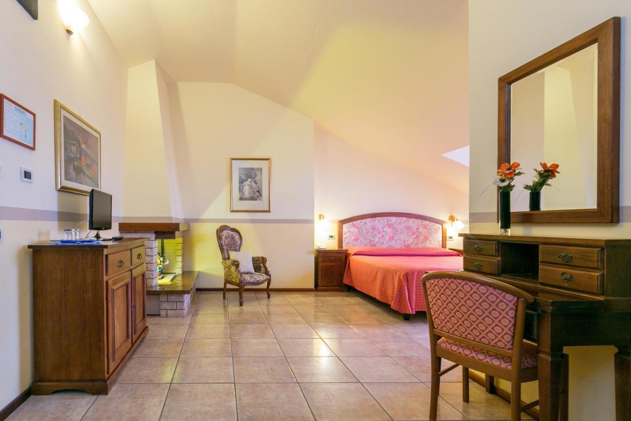Agrihotel Elisabetta Collemezzano Bagian luar foto
