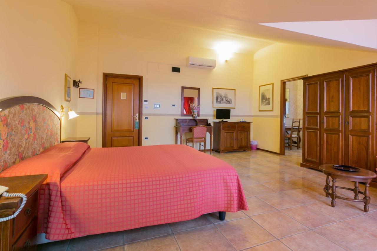 Agrihotel Elisabetta Collemezzano Bagian luar foto
